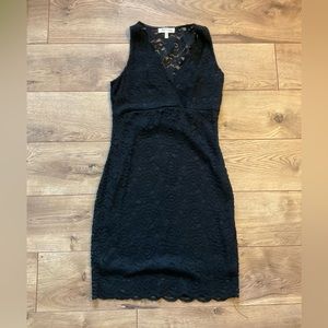 Black sleeveless lace dress
